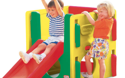 Giochi all’aperto per bambini tra scivoli e gonfiabili
